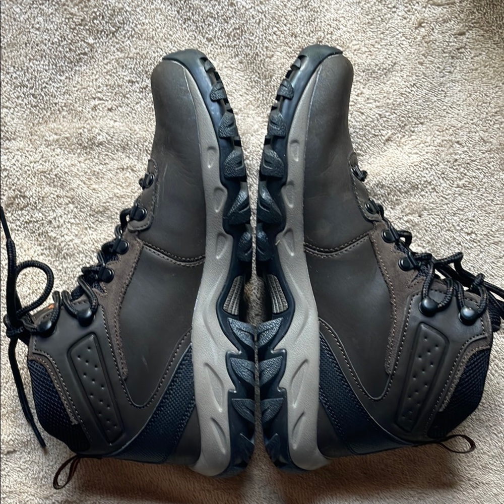Columbia 8 Brown and Black Outdoor Boots with Ankle Support - Picture 3 of 11